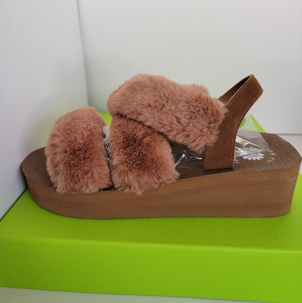 Yellow Box Faux Fur Sandals NEW Size 8 Blush/beige